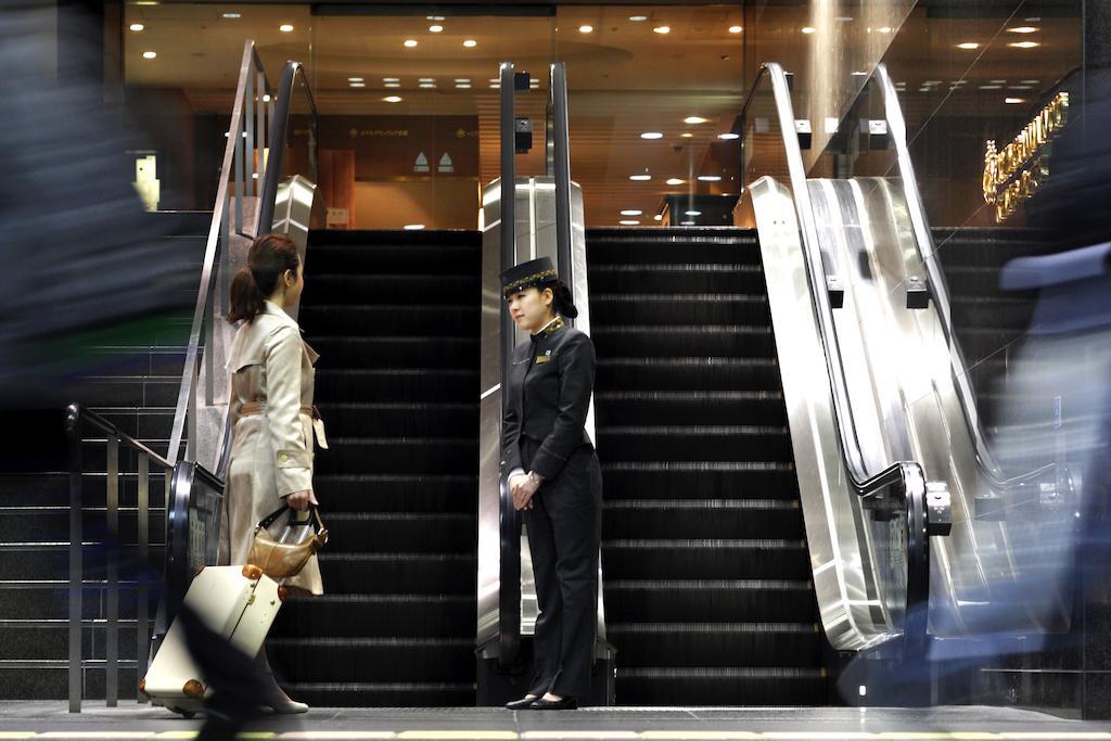 Hotel Granvia Kyoto Ngoại thất bức ảnh A concierge at the entrance of a shopping mall in Seoul, South Korea